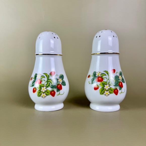 Vintage Avon Strawberry Porcelain Shaker with 22K Gold Trim – Set of 2 - Picture 2 of 15